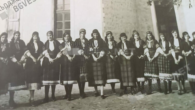 Християни и мюсюлмани пеят и танцуват заедно в самодейните състави  на тракийско дружество „Димитър Маджаров”, дават пример за толерантност