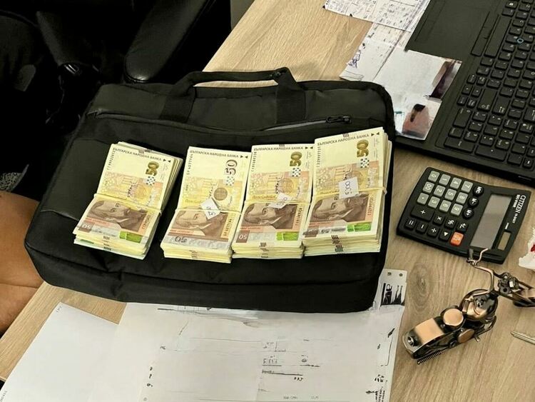 Четирима са задържани за принуда, заплахи и насилие в областите Хасково и Ямбол