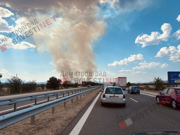 Голям пожар и задимяване на АМ „Тракия“ в близост до бензиностанция