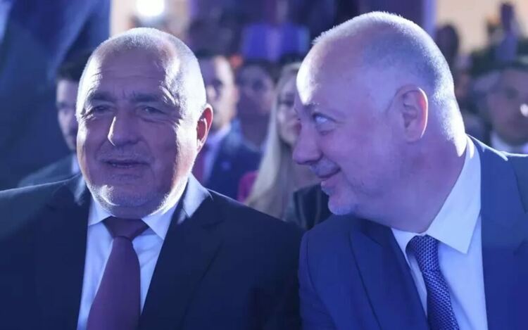 Желязков никога не изглежда съвсем като премиер, когато е край партийния си лидер Борисов.