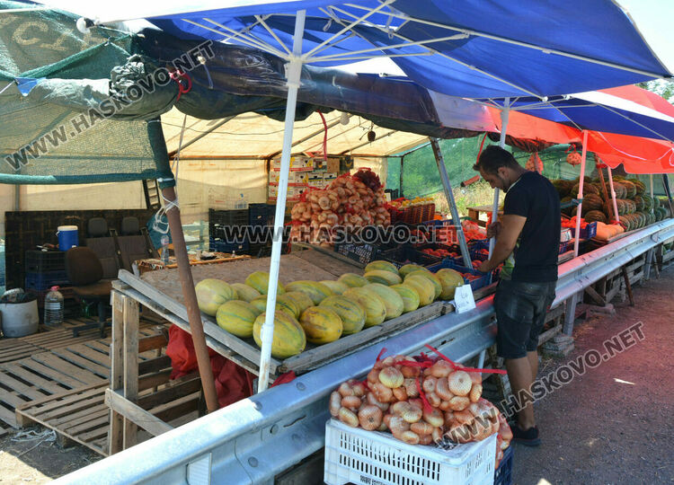 Затвориха много незаконни сергии край пътя от Хасково към Кърджали