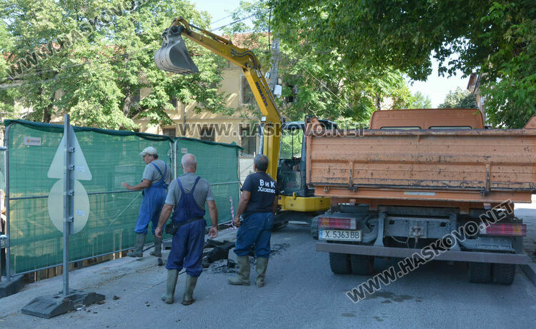 Затвориха ул. „Георги Кирков“ заради нова авария, наводняваща изкоп на новострояща се сграда