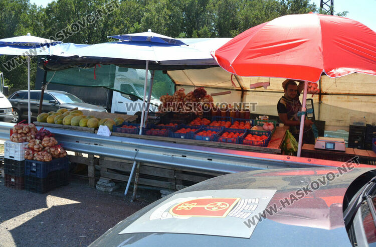 Затвориха много незаконни сергии край пътя от Хасково към Кърджали