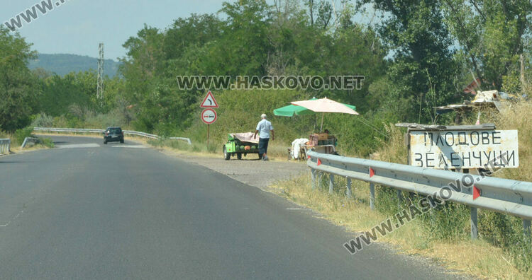 Затвориха много незаконни сергии край пътя от Хасково към Кърджали