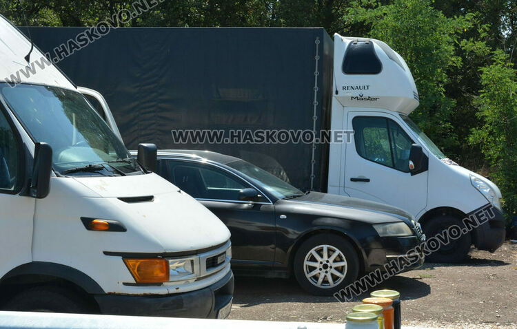 Затвориха много незаконни сергии край пътя от Хасково към Кърджали