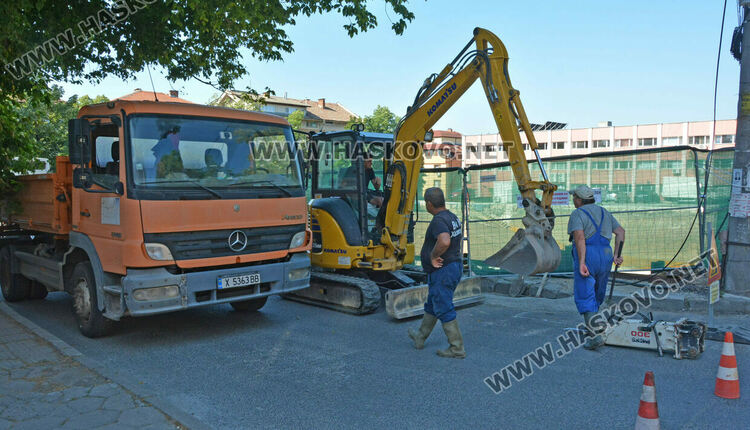 Затвориха ул. „Георги Кирков“ заради нова авария, наводняваща изкоп на новострояща се сграда