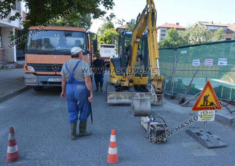 Затвориха ул. „Георги Кирков“ заради нова авария, наводняваща изкоп на новострояща се сграда