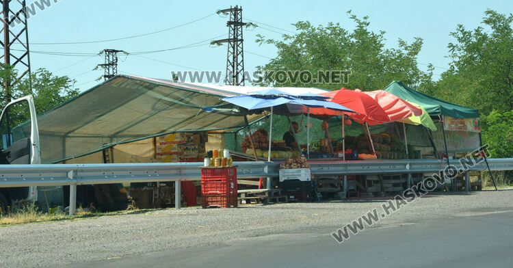 Затвориха много незаконни сергии край пътя от Хасково към Кърджали