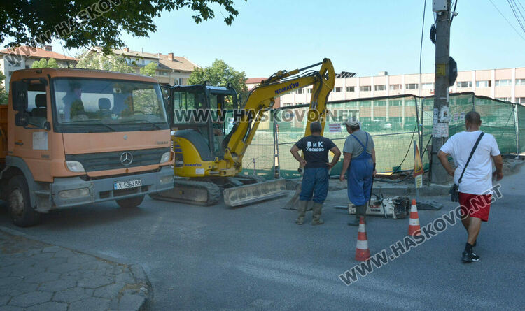 Затвориха ул. „Георги Кирков“ заради нова авария, наводняваща изкоп на новострояща се сграда