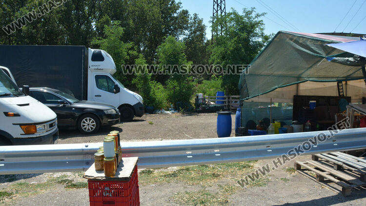 Затвориха много незаконни сергии край пътя от Хасково към Кърджали