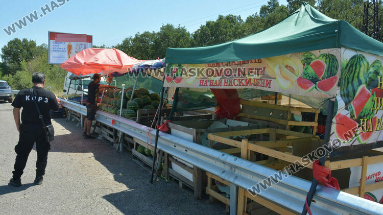 Затвориха много незаконни сергии край пътя от Хасково към Кърджали