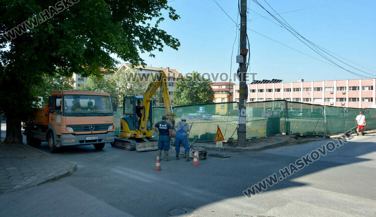 Затвориха ул. „Георги Кирков“ заради нова авария, наводняваща изкоп на новострояща се сграда