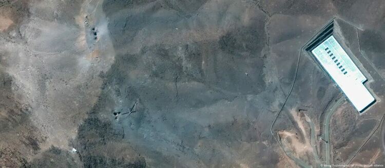 Сателитни кадри показват кратери около ядреното съоръжение Фордо