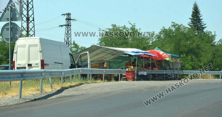 Затвориха много незаконни сергии край пътя от Хасково към Кърджали