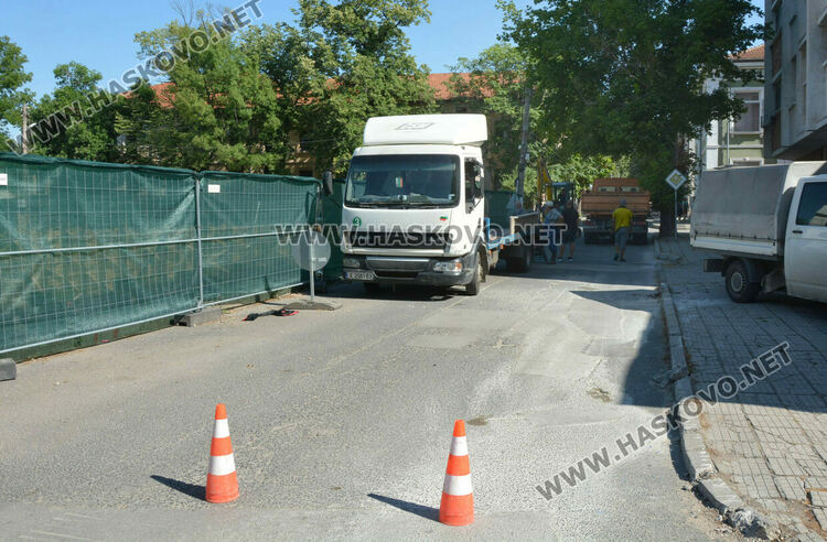 Затвориха ул. „Георги Кирков“ заради нова авария, наводняваща изкоп на новострояща се сграда