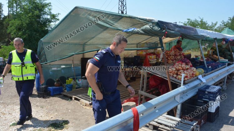 Агенцията по храните и полицаи погнаха крайпътните търговци край Хасково