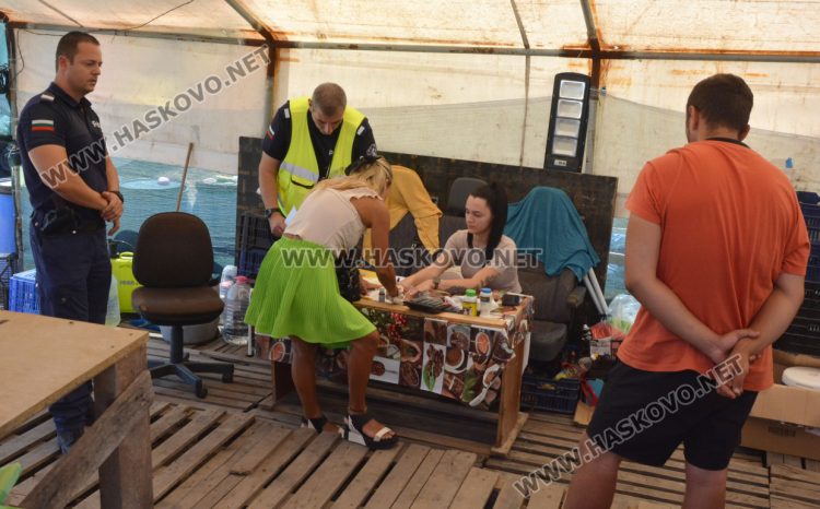 Агенцията по храните и полицаи погнаха крайпътните търговци край Хасково