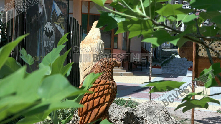 Дървени скулптури от благотворителен карвинг пленер красят Чепеларе