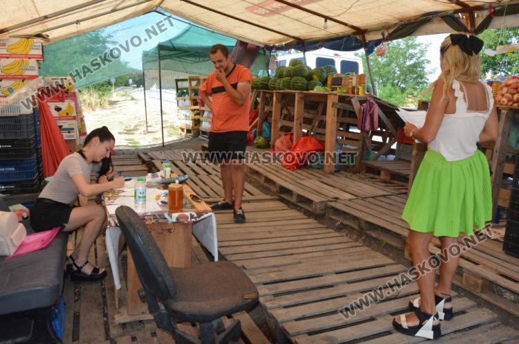 Агенцията по храните и полицаи погнаха крайпътните търговци край Хасково