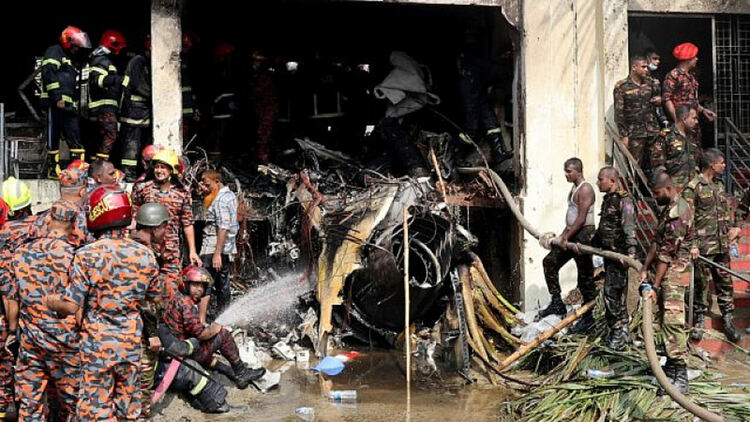 Трагедия в Бангладеш: Военен самолет се разби в училище, над 30 загинали – повечето деца