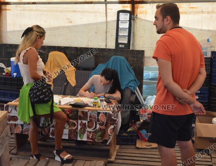 Агенцията по храните и полицаи погнаха крайпътните търговци край Хасково