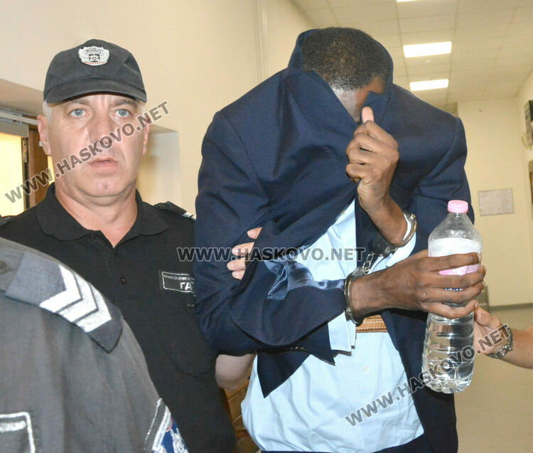 Задържаните с 206 кг кокаин в кола с дипломат имали още пет пътувания с превоз на куфари