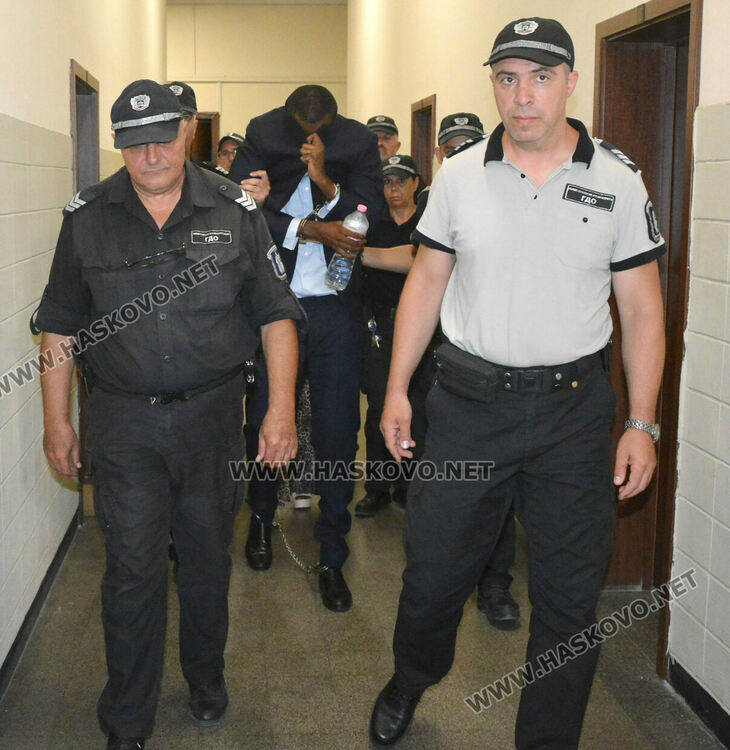 Задържаните с 206 кг кокаин в кола с дипломат имали още пет пътувания с превоз на куфари