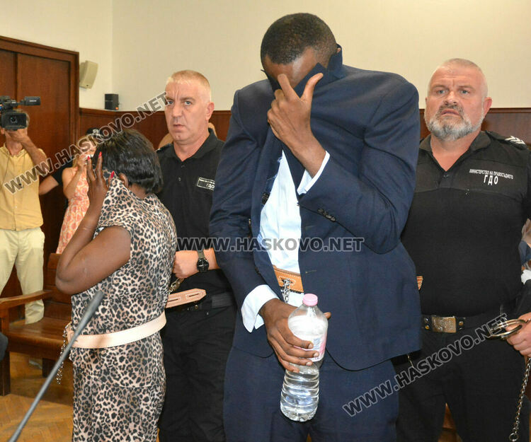 Задържаните с 206 кг кокаин в кола с дипломат имали още пет пътувания с превоз на куфари