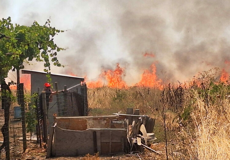 Необитаема къща и плевня изгоряха в Свиленград