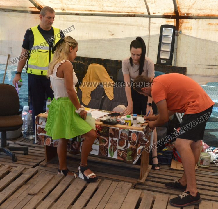 Агенцията по храните и полицаи погнаха крайпътните търговци край Хасково