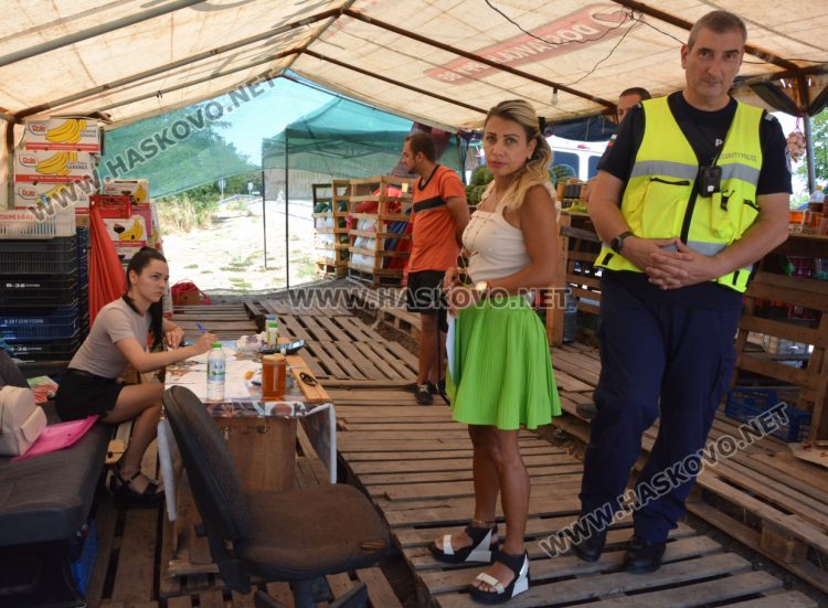 Агенцията по храните и полицаи погнаха крайпътните търговци край Хасково
