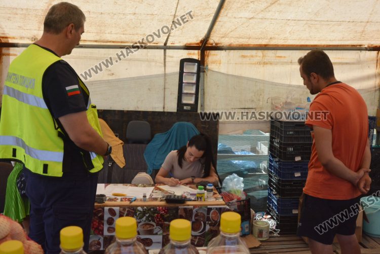 Агенцията по храните и полицаи погнаха крайпътните търговци край Хасково
