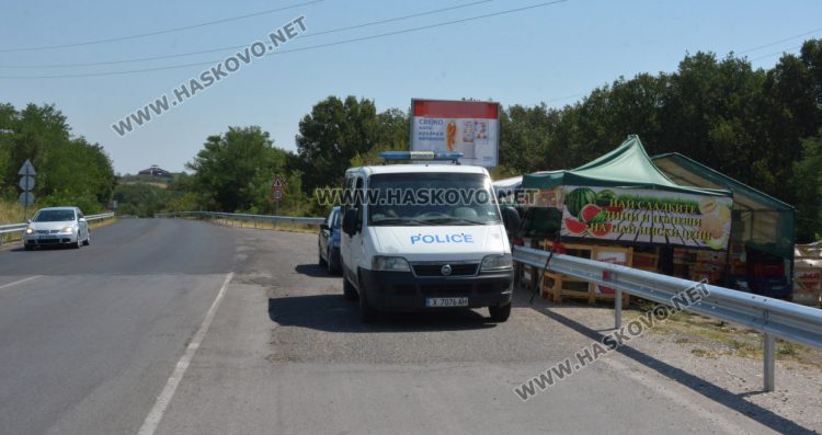Агенцията по храните и полицаи погнаха крайпътните търговци край Хасково