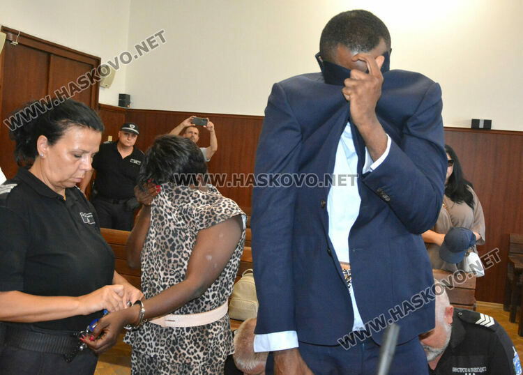 Задържаните с 206 кг кокаин в кола с дипломат имали още пет пътувания с превоз на куфари