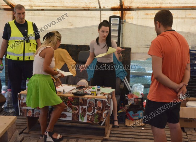 Агенцията по храните и полицаи погнаха крайпътните търговци край Хасково