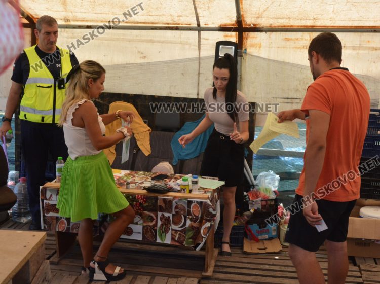 Агенцията по храните и полицаи погнаха крайпътните търговци край Хасково