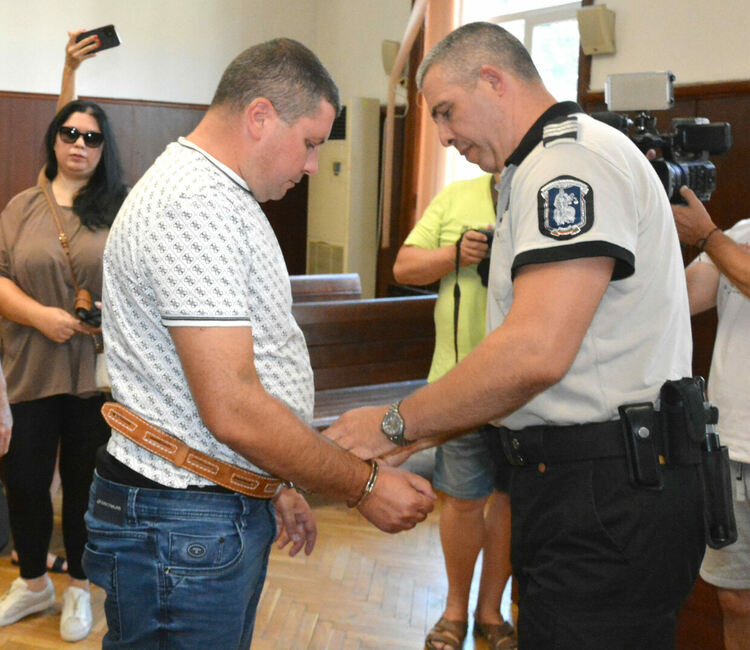 Прокуратурата иска постоянен арест за тримата хванати с 206 кг кокаин 