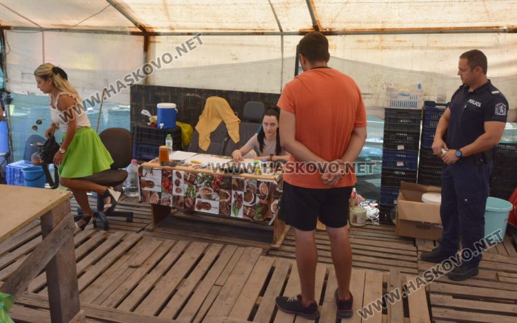 Агенцията по храните и полицаи погнаха крайпътните търговци край Хасково