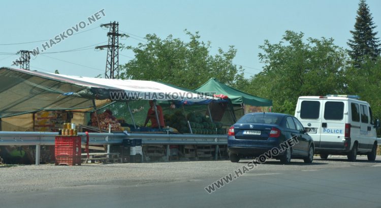 Агенцията по храните и полицаи погнаха крайпътните търговци край Хасково