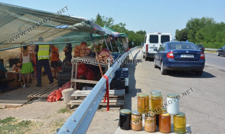 Агенцията по храните и полицаи погнаха крайпътните търговци край Хасково