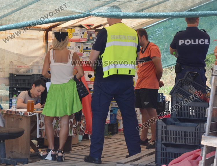 Агенцията по храните и полицаи погнаха крайпътните търговци край Хасково