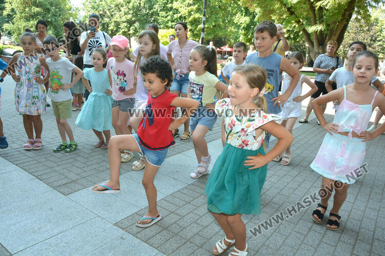 Деца се учиха да играят право хоро пред библиотеката в Хасково