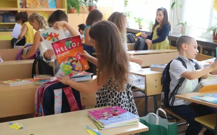 След новите учебни програми следват и новите учебници. Но кога ще са готови те, е неясно.