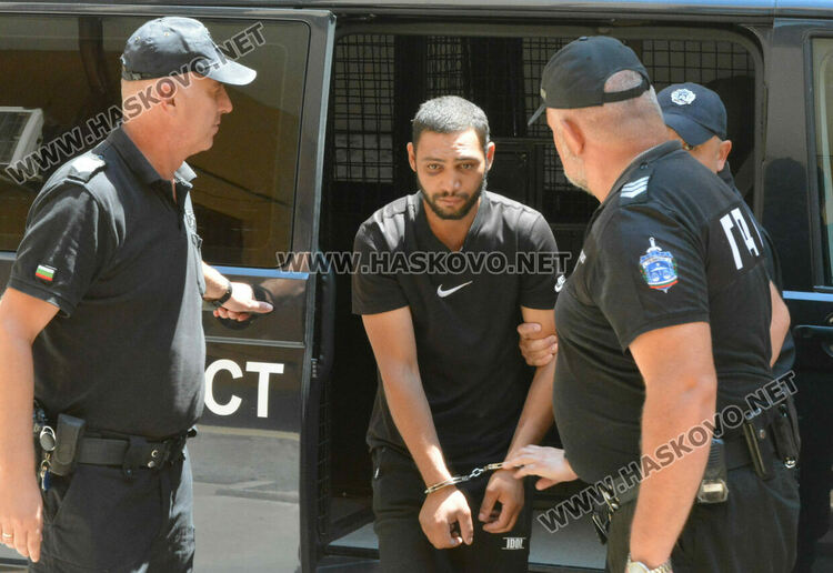 Познайник на полицията, пребил и ограбил пекар, остава в ареста