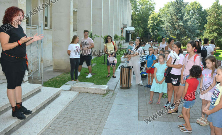 Деца се учиха да играят право хоро пред библиотеката в Хасково
