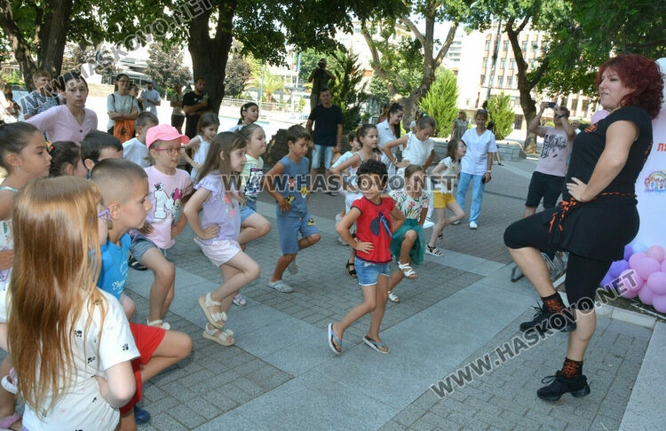 Деца се учиха да играят право хоро пред библиотеката в Хасково