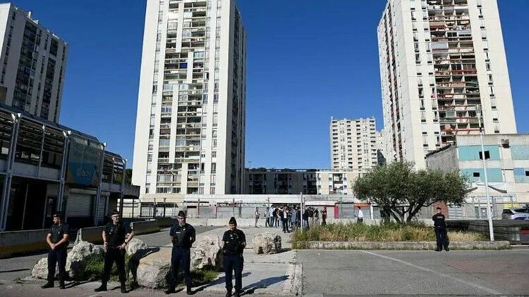 Полицаи бдят за реда в Ним.