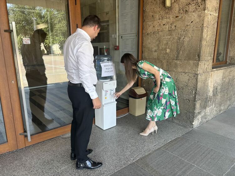 Вода за всички граждани пред Областна администрация Хасково