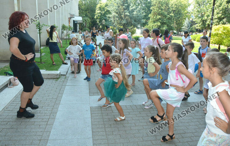 Деца се учиха да играят право хоро пред библиотеката в Хасково