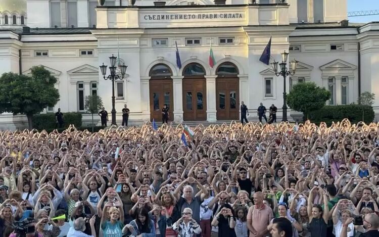 Сърцата за Благомир Коцев са част от инструментариума в защита на ПП.